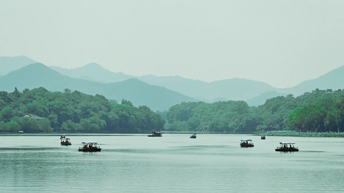 湖面小船与层叠的青色山影