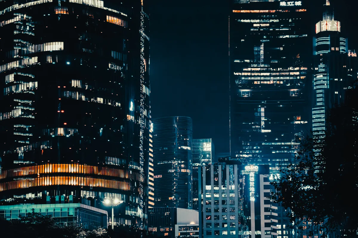 夜间高楼玻璃幕墙与蓝色城市灯光