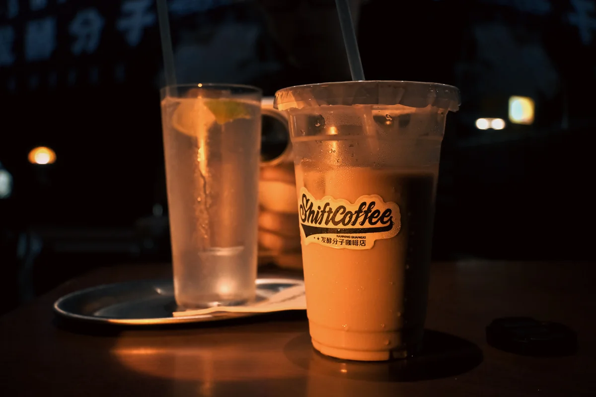 灯光下的咖啡与水杯。