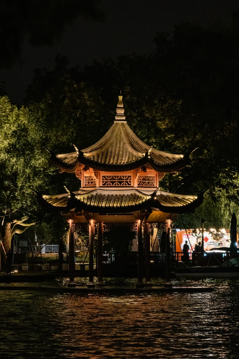 夜色中的湖边亭子。