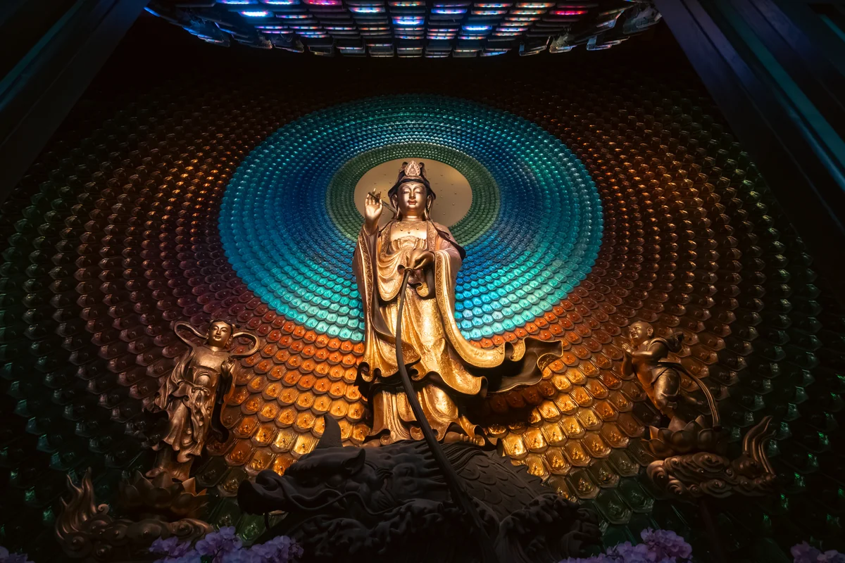彩色穹顶中的金色造像。