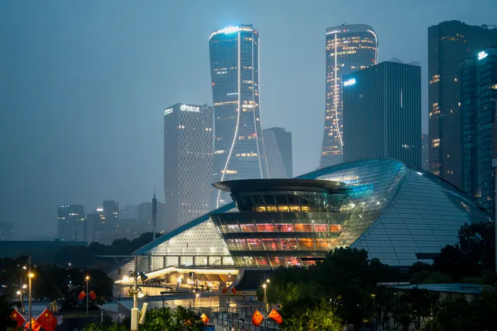 蓝调时刻的玻璃建筑与高楼灯光