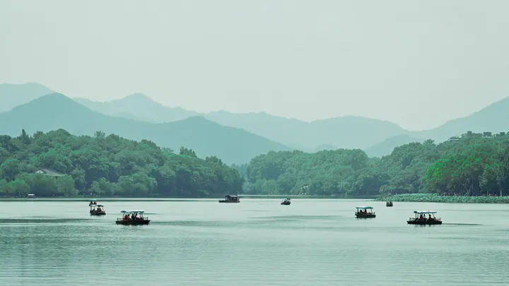 湖面小船与层叠的青色山影