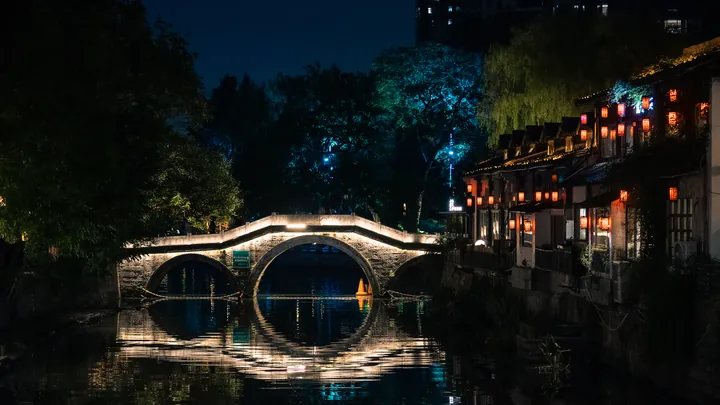 夜间石拱桥与水中倒影
