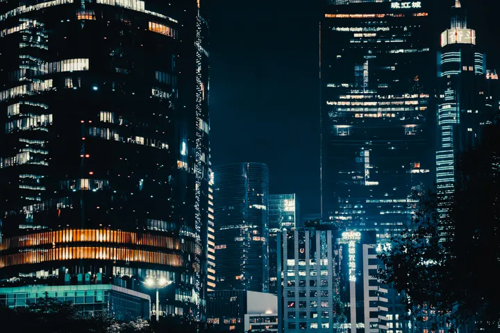 夜间高楼玻璃幕墙与蓝色城市灯光