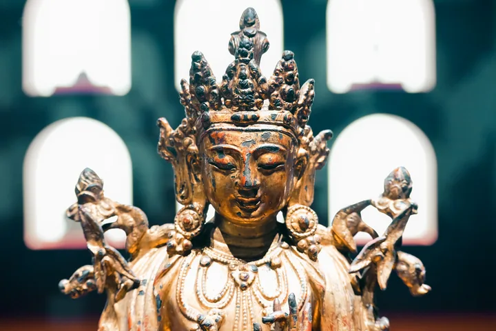 展品上的金色纹样与光。