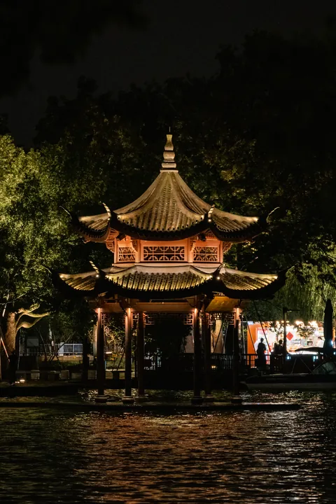 夜色中的湖边亭子。