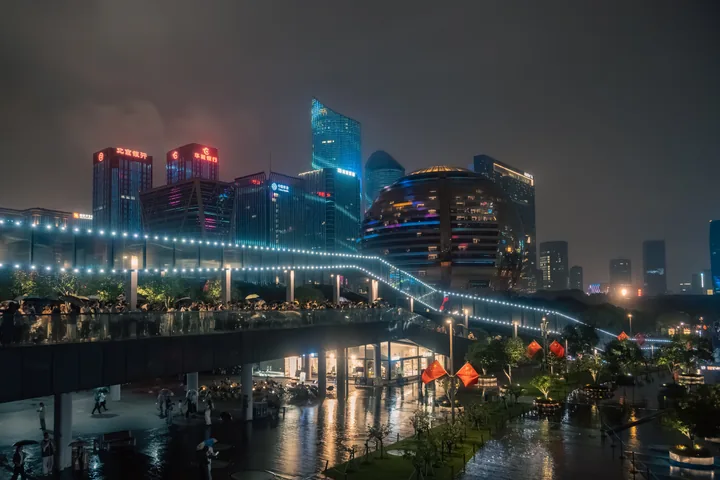 蓝调夜色中的桥梁与城市倒影。