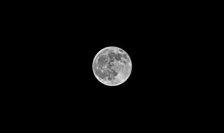 黑色夜空中的月面。